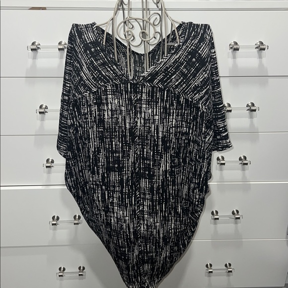 Lush Black and White Abstract V-neck Blouse, size XL, New - Picture 3 of 5